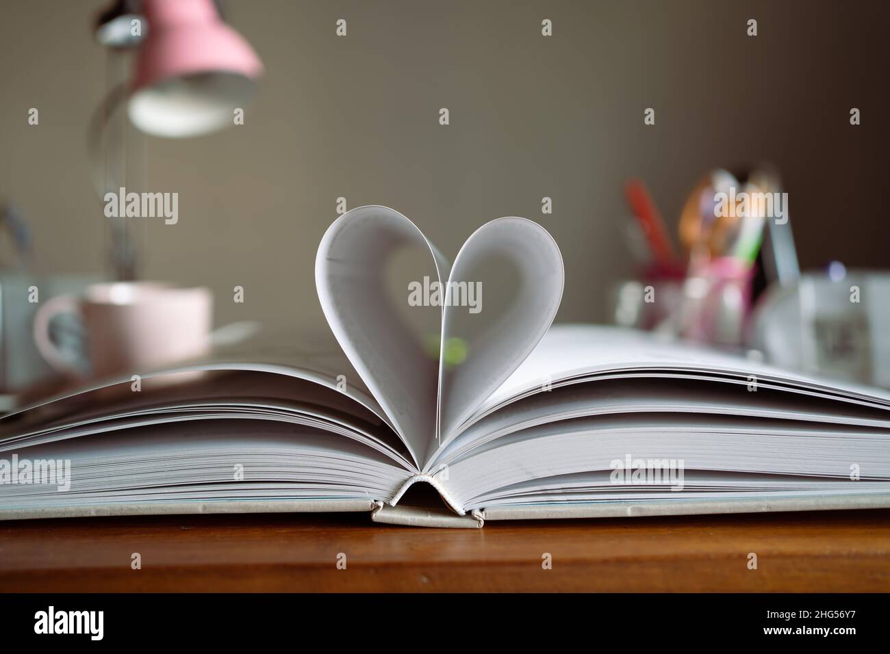 Simbolo del cuore fatto da un libro Foto Stock