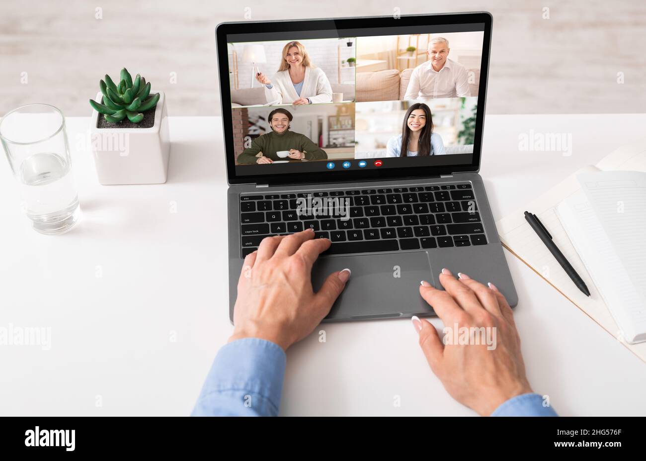 Riunione virtuale. Businesswoman irriconoscibile che ha una videochiamata di gruppo con colleghi diversi Foto Stock