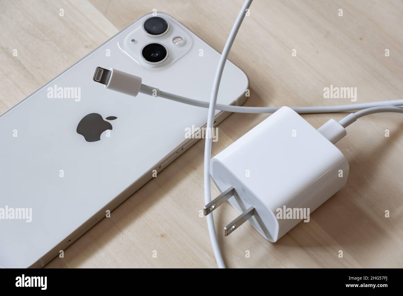 Bangkok, Thailandia - 17 gennaio 2022: Un iPhone 13 con alimentatore 20W e cavo Lightning. Foto Stock