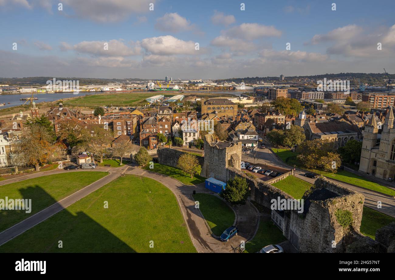 Si affaccia sulla città di Rochester dalla cima del castello di Rochester Foto Stock