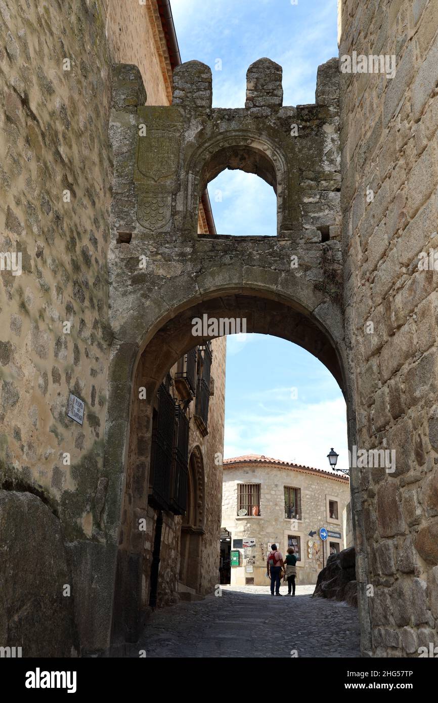 Trujillo. Strada laterale acciottolata di Los Ballesteros che conduce attraverso la Puerta de Santiago. Battaglia di difesa ad arco dell'antica città medievale. Spagna. Foto Stock