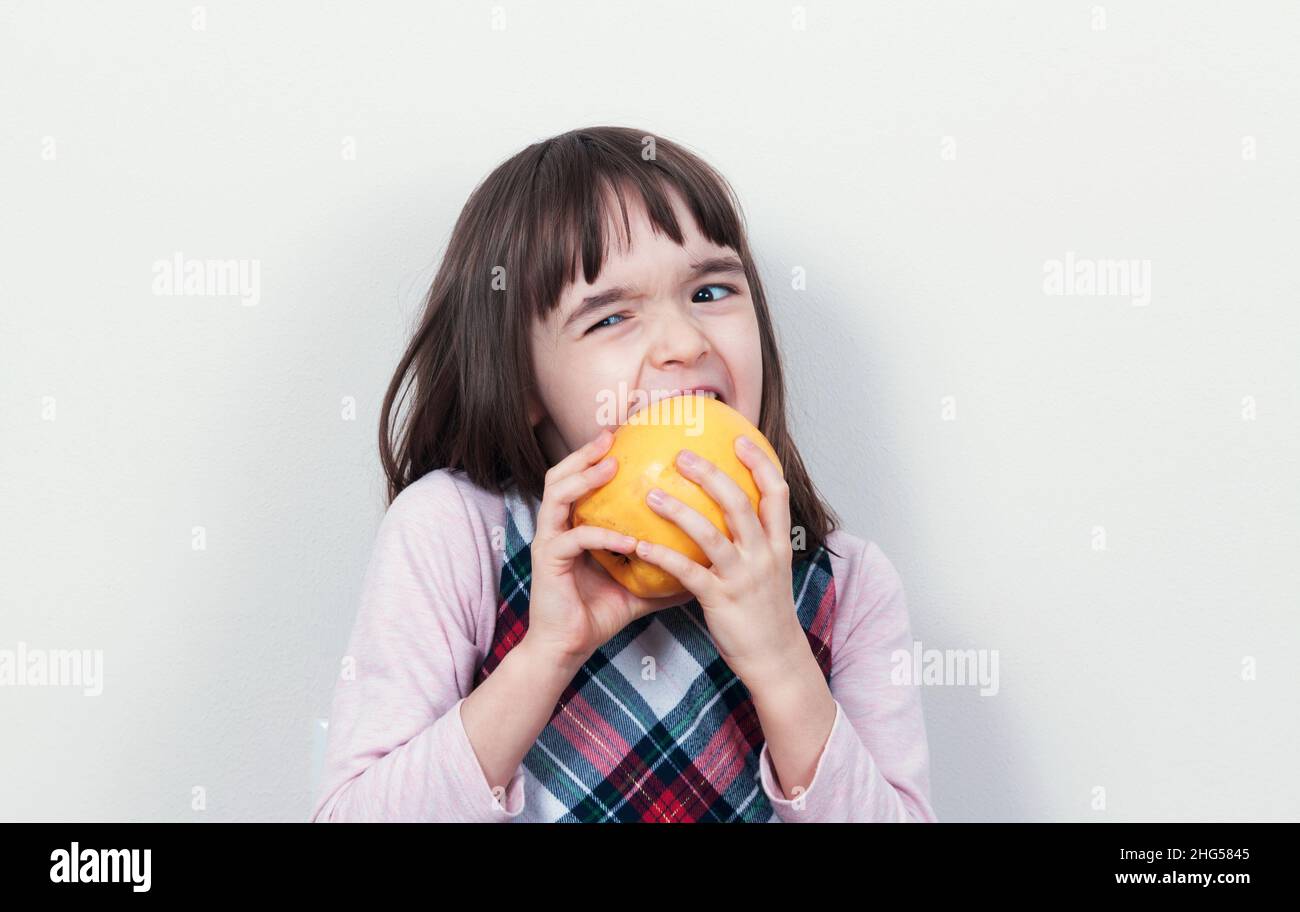 Bambina che mangia la mela Foto Stock