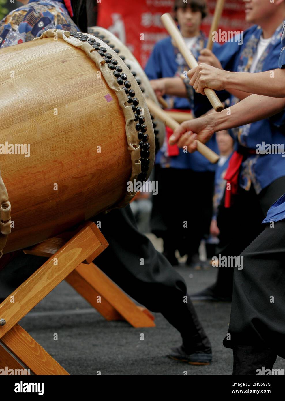 Palcoscenico che colpisce un tamburo giapponese (taiko) Foto Stock