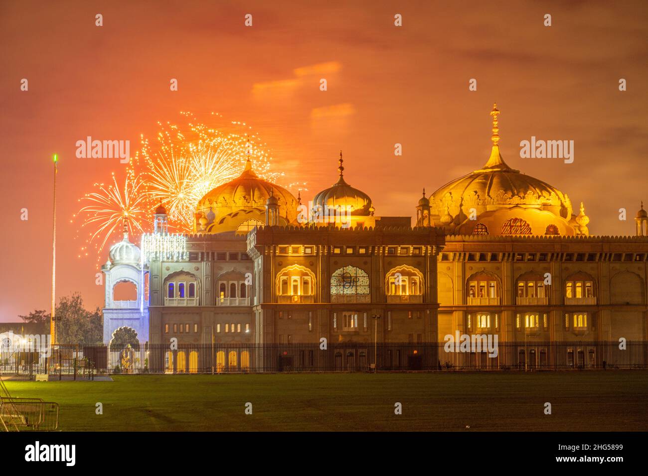 Fuochi d'artificio dietro il Siri Guru Nanak Darbar Gurdwara a Gravesend Kent Foto Stock