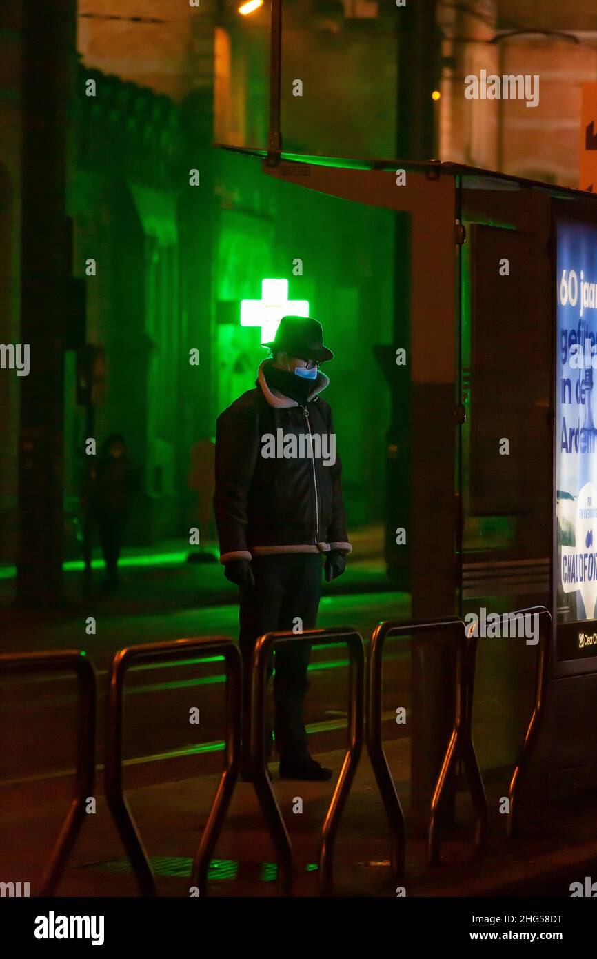 In attesa dell'ultimo autobus Foto Stock