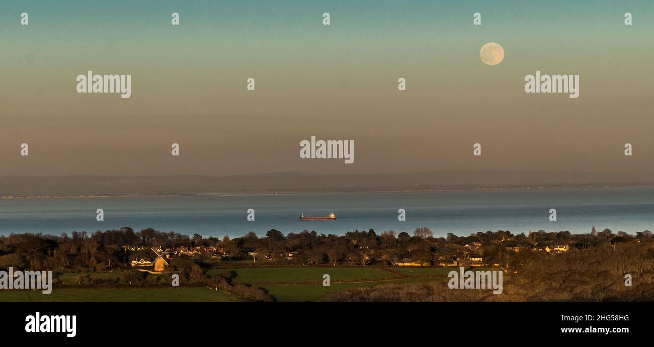 Luna piena sorge su Bembridge Foto Stock