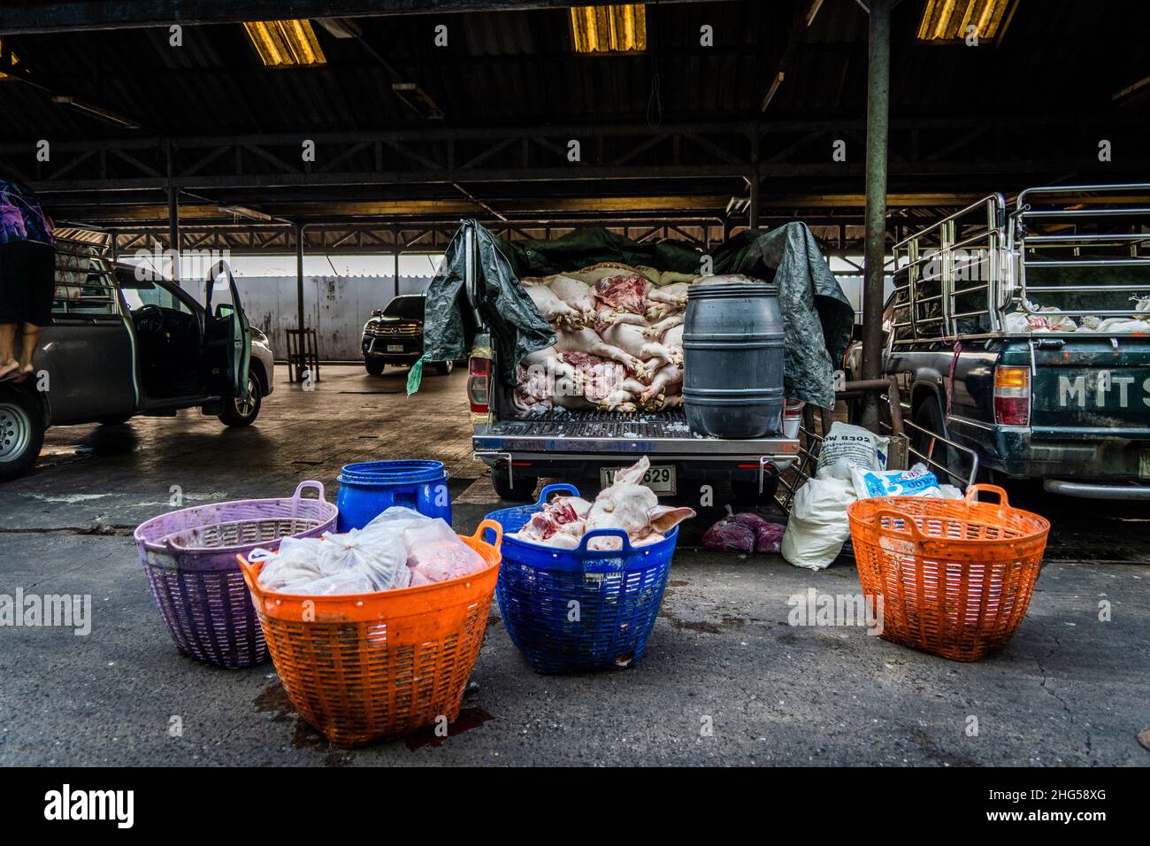 Bangkok, Tailandia. 18th Jan 2022. Pezzi di carcassa di suino sono ordinati in bidoni prima di essere venduti nel market.Workers al mercato all'ingrosso noi di Bangkok preparano la carne di suino appena macellata per la vendita il 18 gennaio 2022. A causa di una carenza di offerta, di speculazioni di mercato e di una potenziale epidemia di peste suina africana, il costo della carne suina in Thailandia è alle stelle, causando un aumento vertiginoso del prezzo dei prodotti alimentari di base. La rapida inflazione ha portato a un improvviso aumento a livello nazionale di tutto, dai prodotti alimentari di strada ai supermercati. (Foto di Matt Hunt/SOPA Images/Sipa USA) Credit: Sipa USA/Alamy Live News Foto Stock