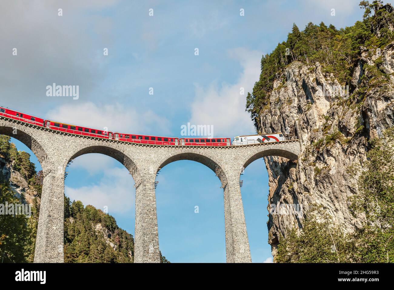 Treno Express presso il viadotto Landwasser nelle alpi svizzere, Svizzera Foto Stock