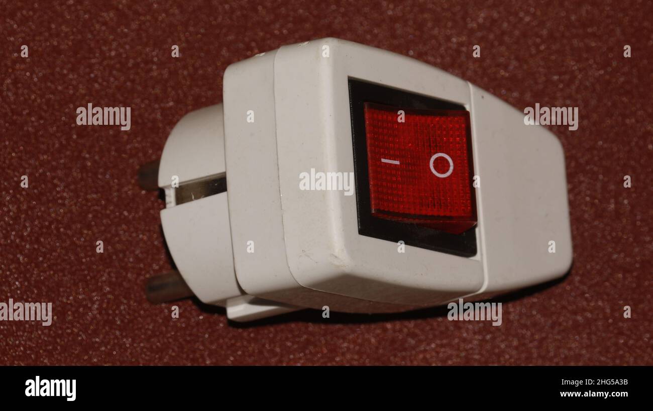 Primo piano della spina con interruttore di collegamento elettrico Foto Stock
