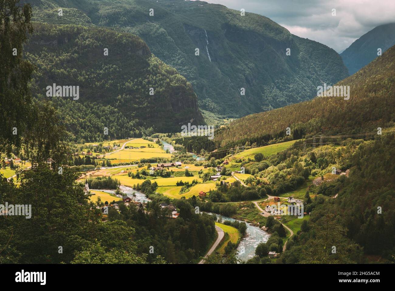 Fortun, Contea di Sogn Og Fjordane, Norvegia. Bella valle nel paesaggio rurale norvegese. Fiume Jostedola nel giorno d'estate Foto Stock