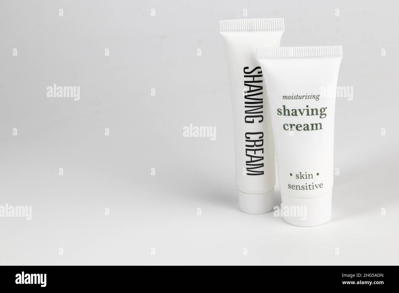 Tubo crema da barba ravvicinata, prodotti da bagno isolati su sfondo bianco. Foto Stock