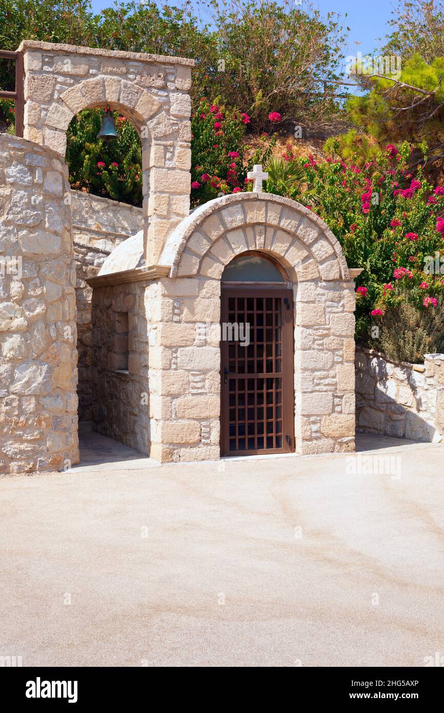 Piccola cappella Kalithea Rodi Grecia con campana circondata da buoganvilla fiori durante la giornata di sole in estate Foto Stock