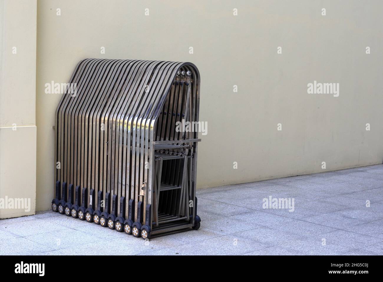 Fence retraibile in acciaio inox con ruote installate come recinzione temporanea, pronte per l'uso. Foto Stock