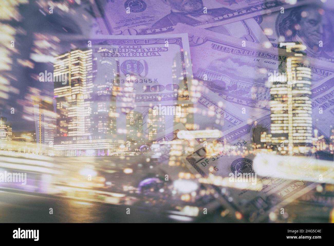 Business abstract background - di grattacieli notturni e banconote sparse dollari, doppia esposizione foto Foto Stock