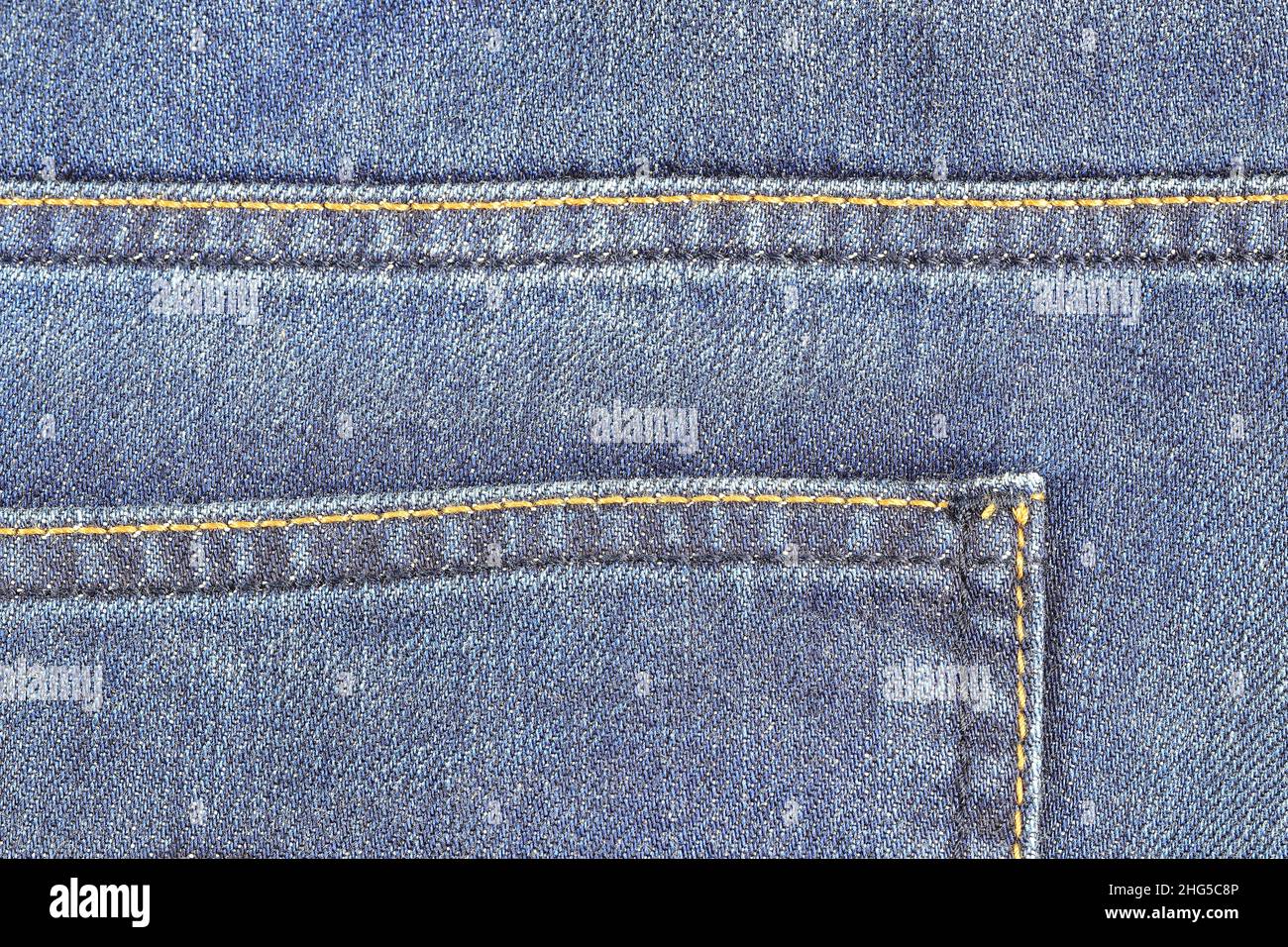 Dettaglio della tasca posteriore di jeans jeans denim, sfondo vintage  texture jeans blu Foto stock - Alamy