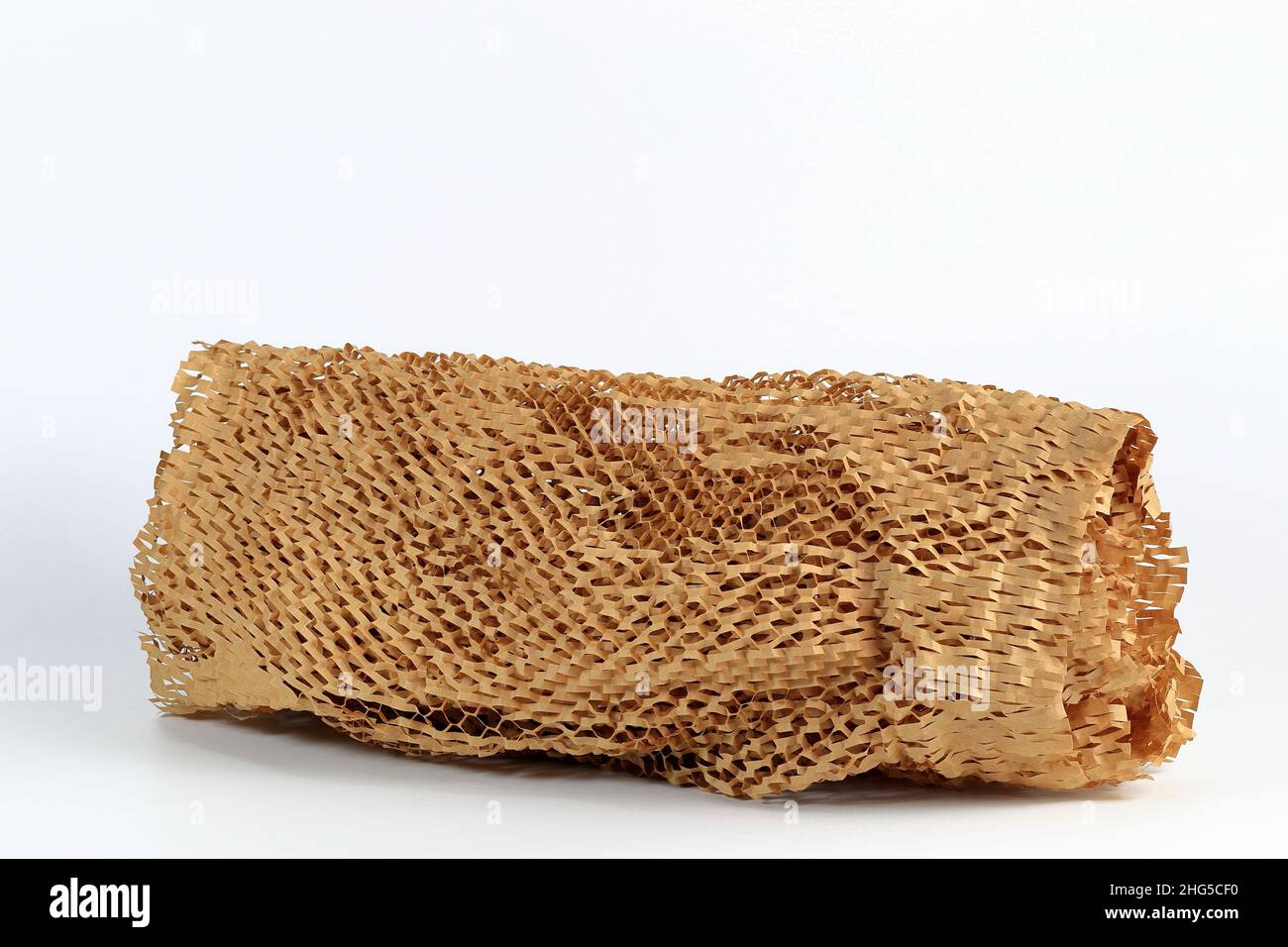 Rotolo di carta da imballaggio ecologica, leggero involucro a bolle d'aria per imballaggio protettivo, carta Honeycomb ecologica forma esagonale Foto Stock