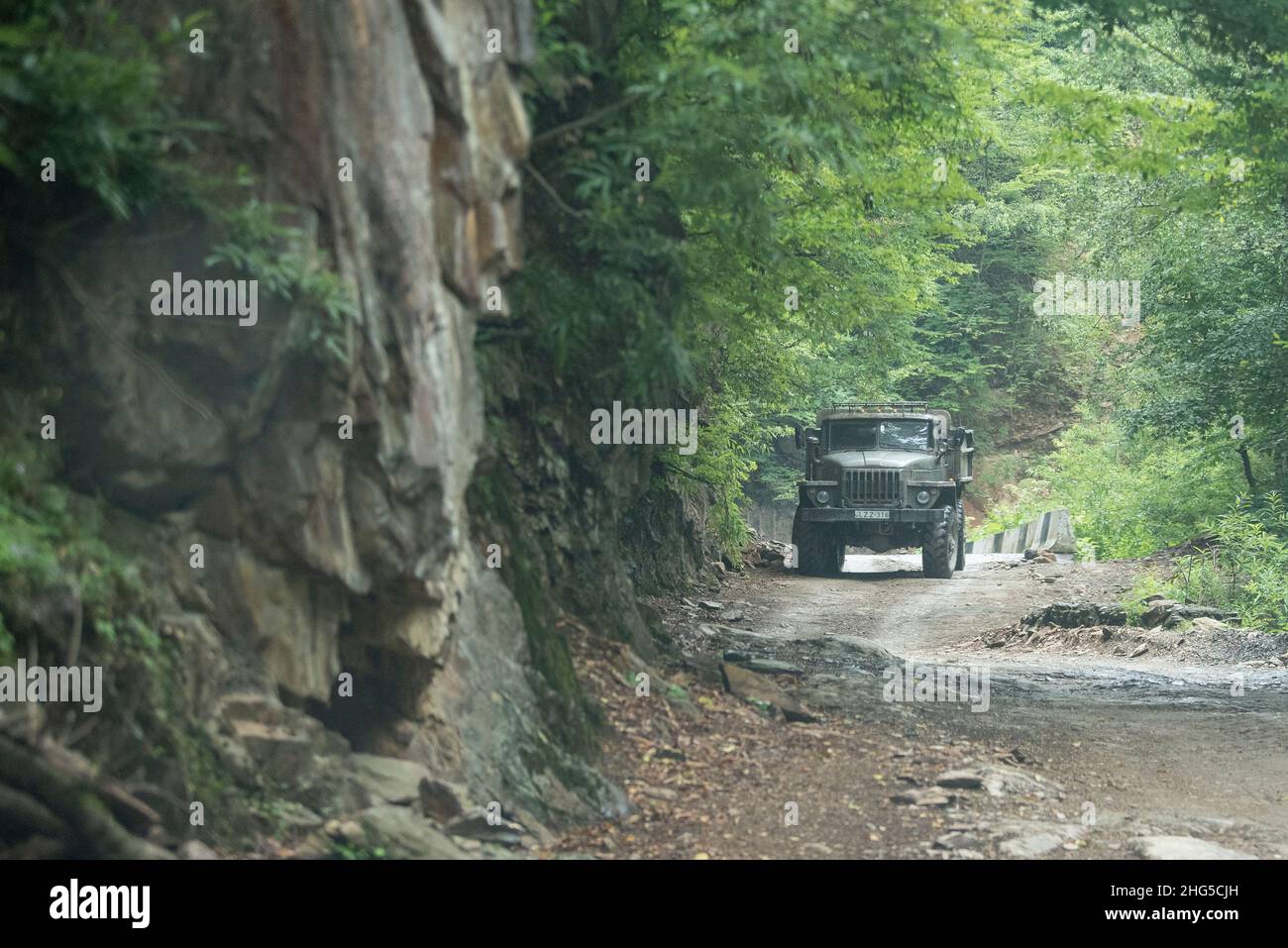 Un vecchio camion sovietico guida la strada pericolosa, conosciuta come il passo Abano a Tusheti, Georgia. Foto Stock