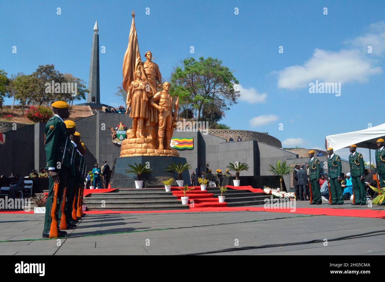 Gli ufficiali dell'esercito nazionale dello Zimbabwe si trovano alla Guardia d'onore presso l'Acre degli Eroi nazionali nella Giornata degli Eroi nazionali. Zimbabwe. Foto Stock