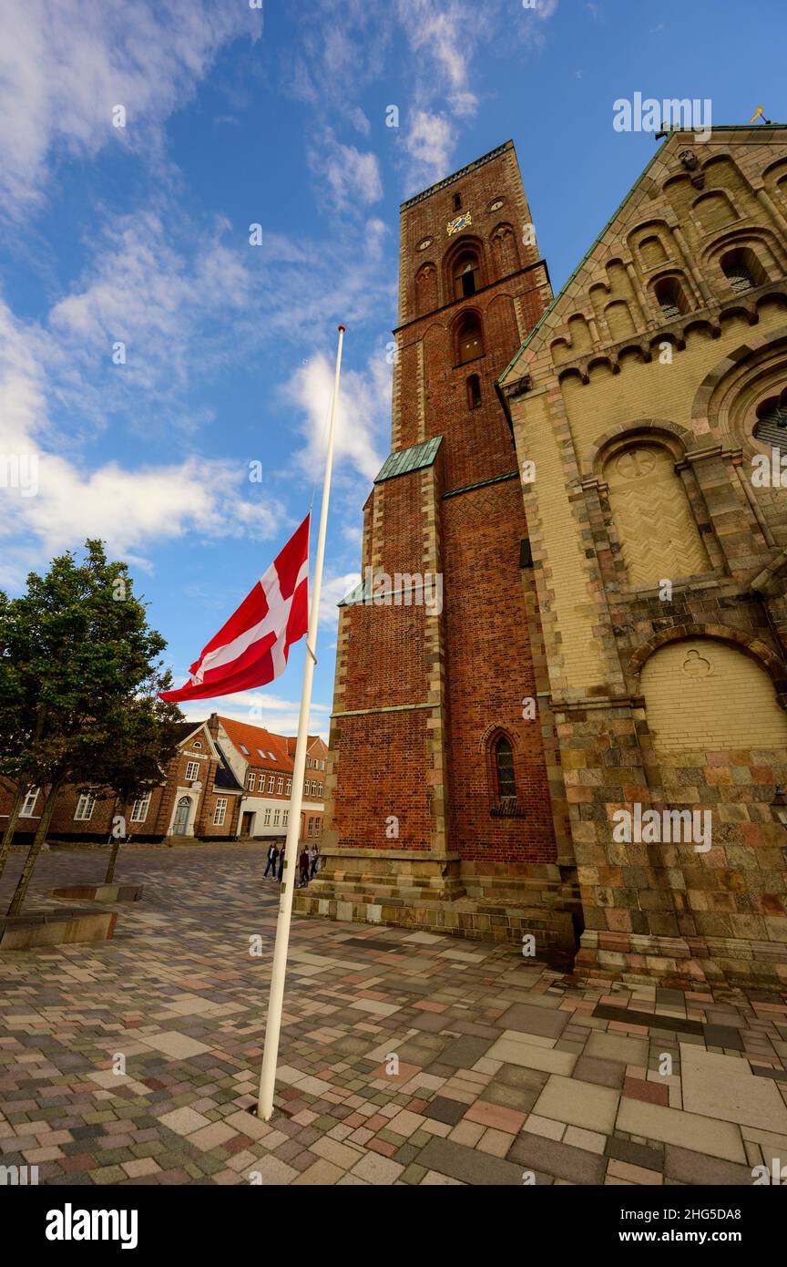 Cattedrale di Ribe con bandiera a mezzo albero Foto Stock