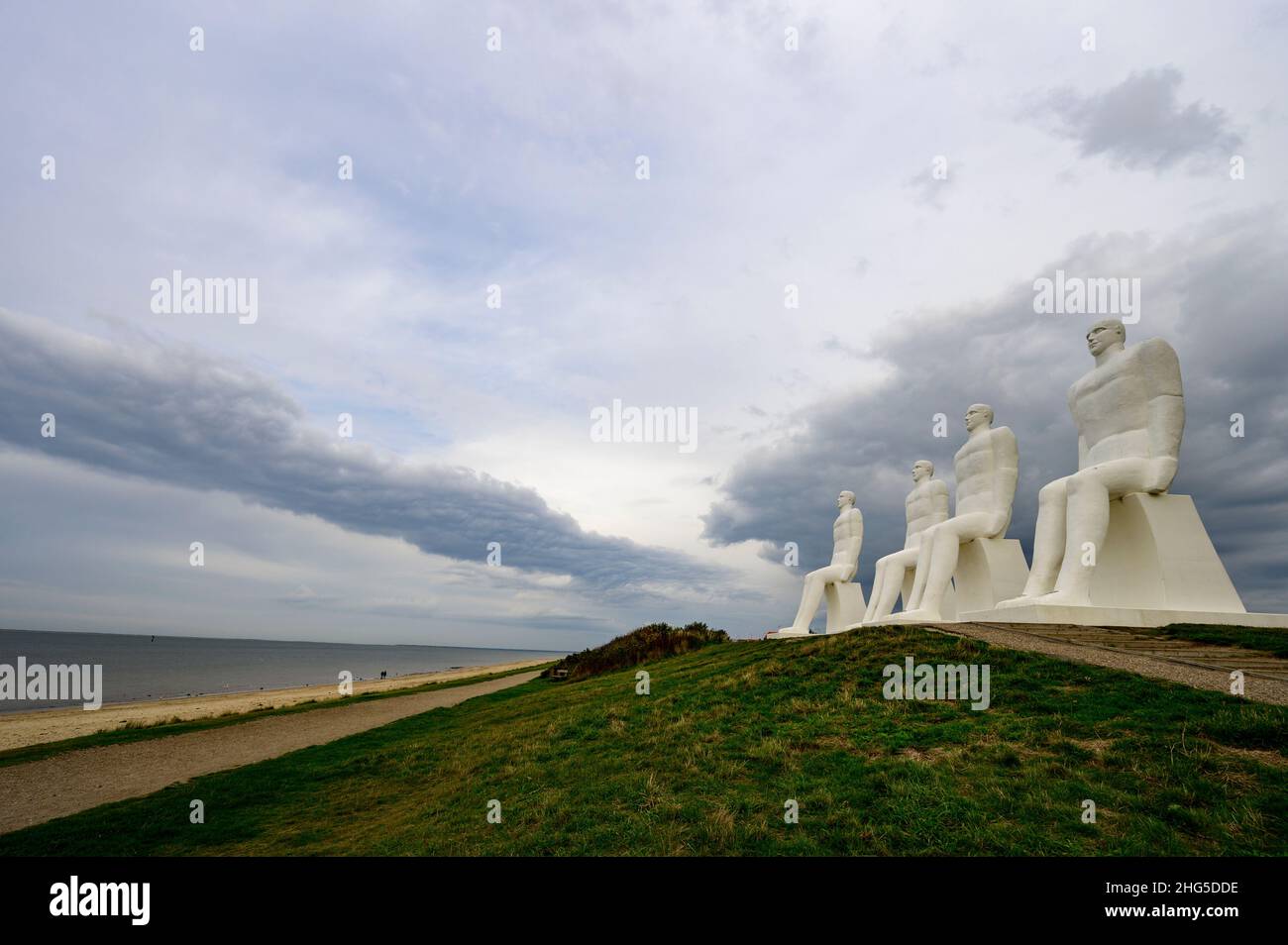 Men at Sea or Man Meets the Sea ( danese: Mennesket ved Havet) è un monumento bianco di 9 metri di altezza di quattro maschi seduti, situato a ovest di Esbjerg Foto Stock