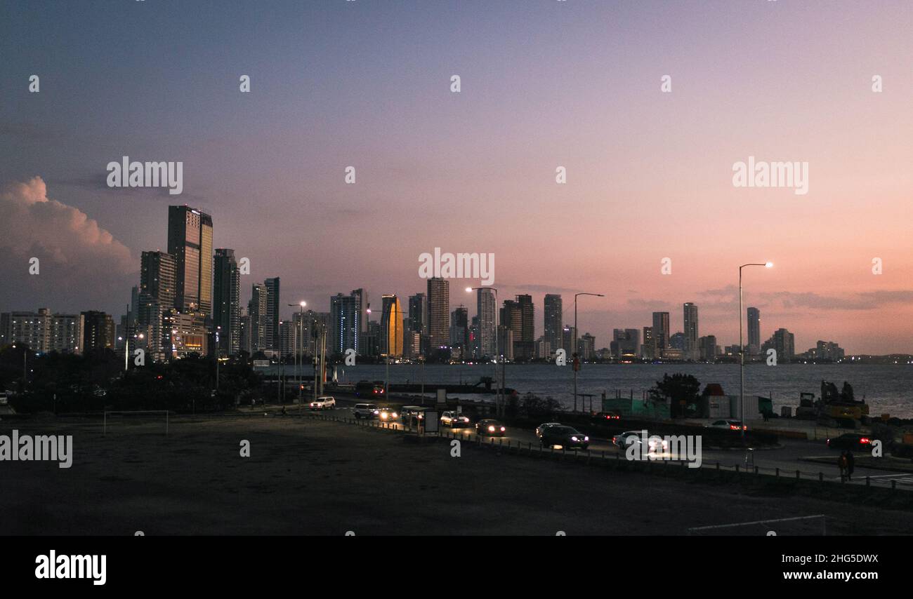 Cartagena, Bocagrande paesaggio urbano al tramonto del vivace panorama urbano del centro Foto Stock