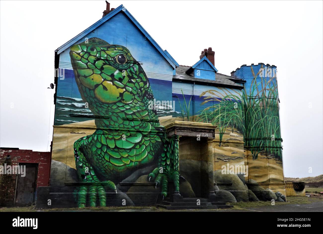 Toad Hall, edificio abbandonato Ainsdale Beach, Merseyside, trasformato dall'artista di strada Paul Curtis Foto Stock