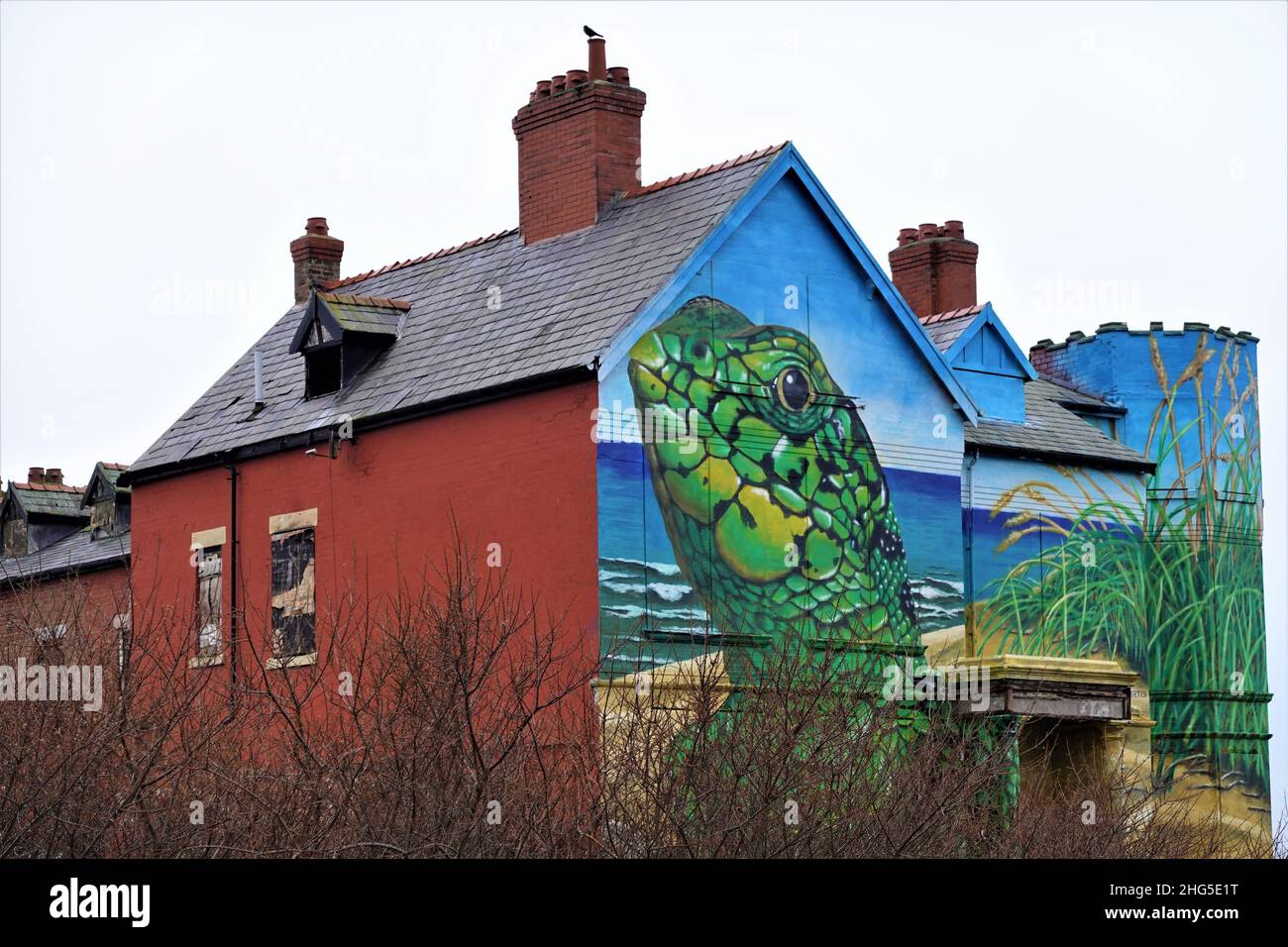 Toad Hall, edificio abbandonato Ainsdale Beach, Merseyside, trasformato dall'artista di strada Paul Curtis Foto Stock