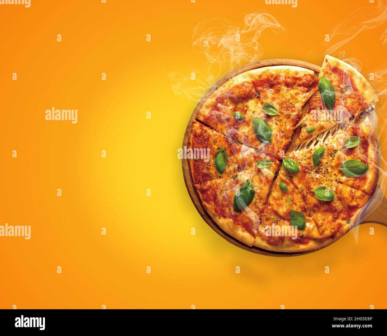 pizza pepperoni su tavola di legno su sfondo giallo Foto Stock