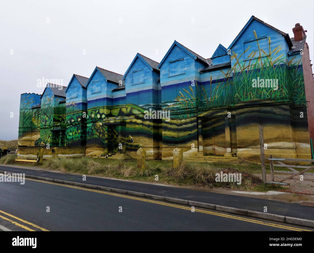 Toad Hall, edificio abbandonato Ainsdale Beach, Merseyside, trasformato dall'artista di strada Paul Curtis Foto Stock