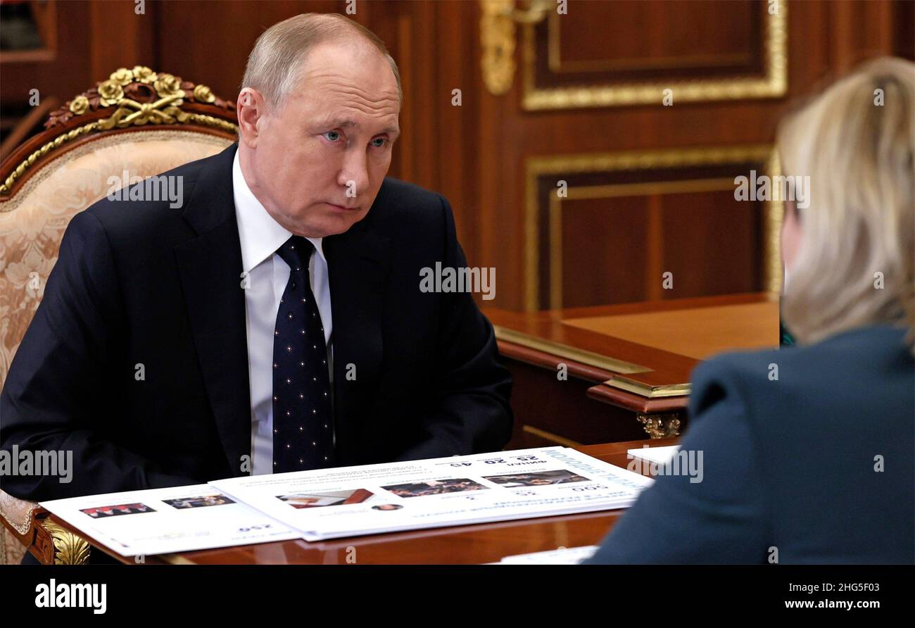 Mosca, Russia. 18th Jan 2022. Il presidente russo Vladimir Putin ha un incontro faccia a faccia con il ministro della Cultura Olga Lyubimova, di destra, presso il suo ufficio del Cremlino, il 18 gennaio 2022 a Mosca, Russia. Credit: Mikhail Metzel/Kremlin Pool/Alamy Live News Foto Stock