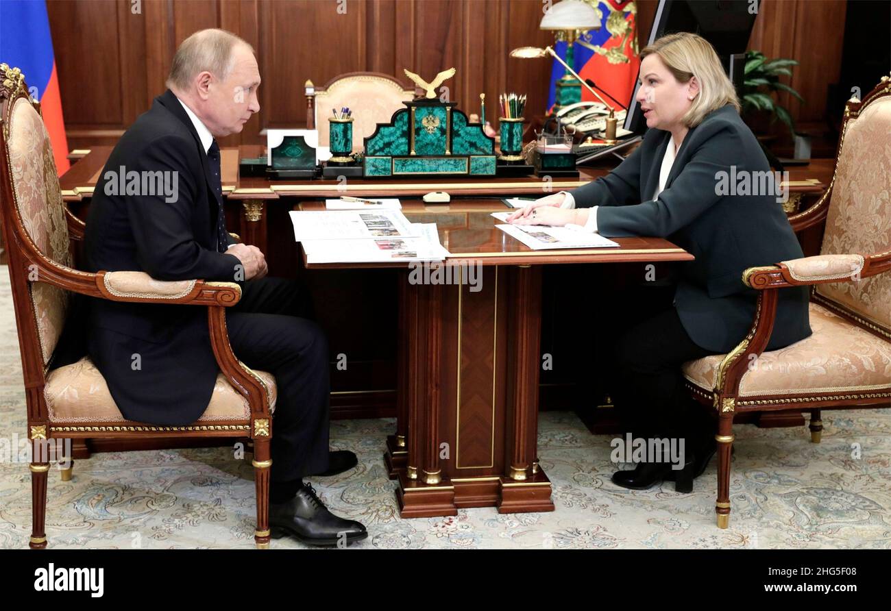 Mosca, Russia. 18th Jan 2022. Il presidente russo Vladimir Putin ha un incontro faccia a faccia con il ministro della Cultura Olga Lyubimova, di destra, presso il suo ufficio del Cremlino, il 18 gennaio 2022 a Mosca, Russia. Credit: Mikhail Metzel/Kremlin Pool/Alamy Live News Foto Stock