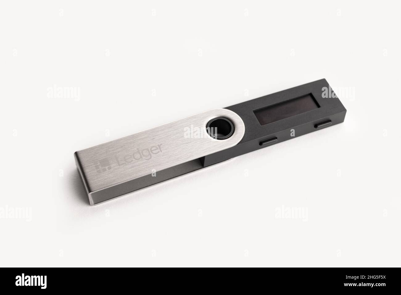 Galicia, Spagna; 18 gennaio 2022 : portafoglio in materiale criptato Ledger Nano S isolato su sfondo bianco Foto Stock