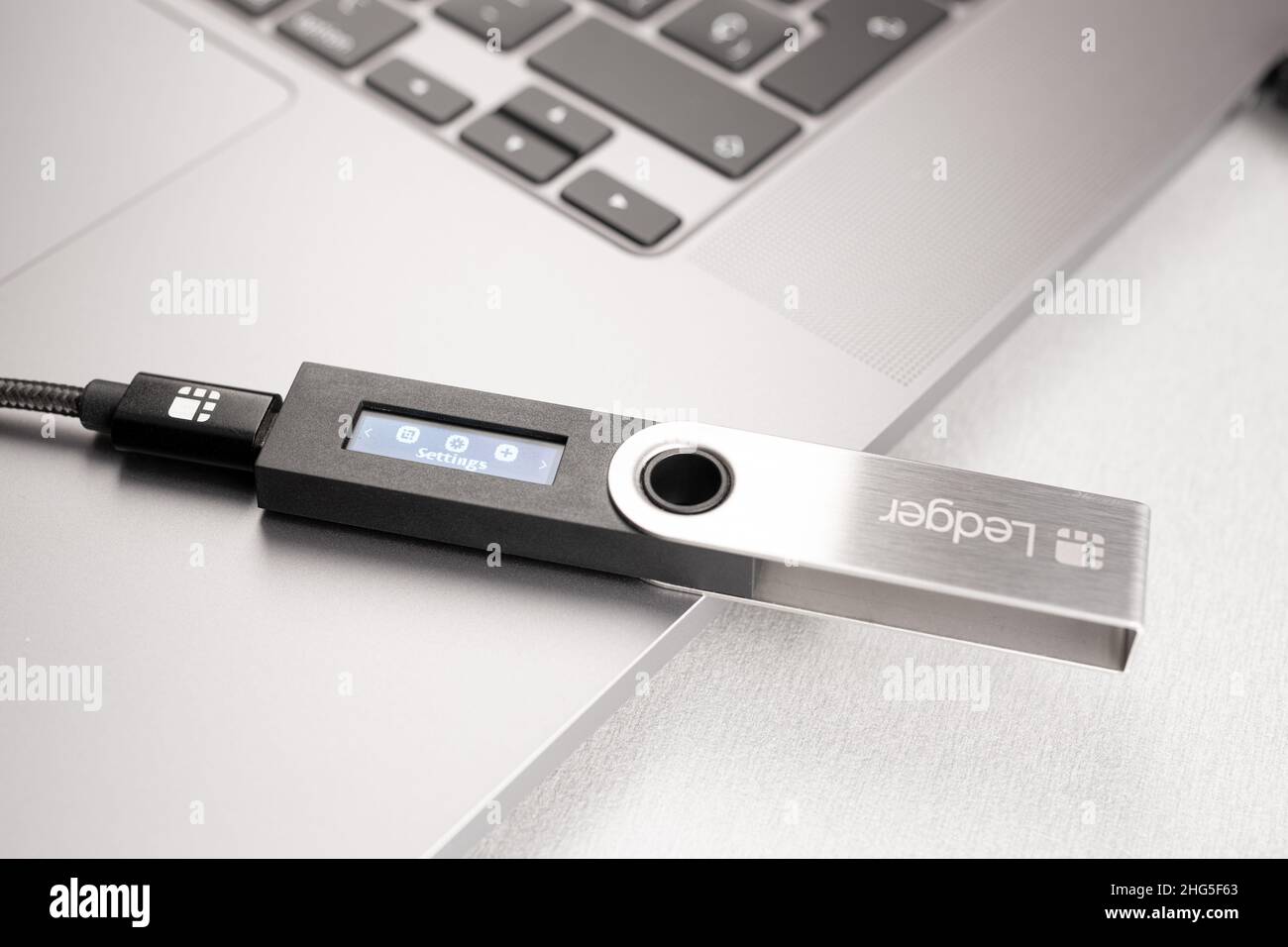 Galicia, Spagna; 18 gennaio 2022 : portafoglio hardware criptovaluta Ledger Nano S su laptop Foto Stock