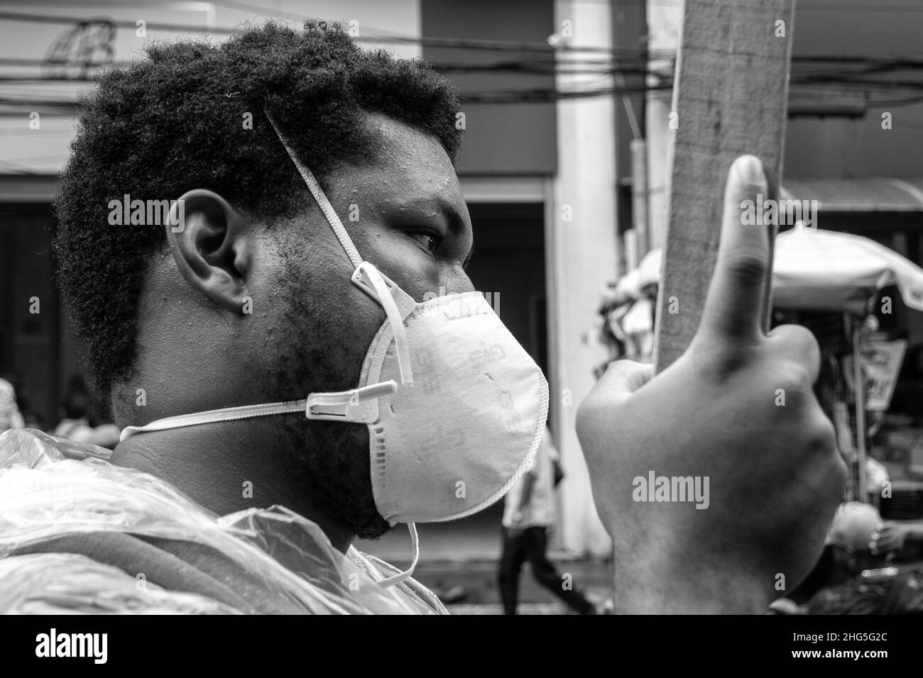 La gente protesta contro il governo del Presidente Jair Bolsonaro nella città di Salvador. Utilizzano striscioni, Foto Stock