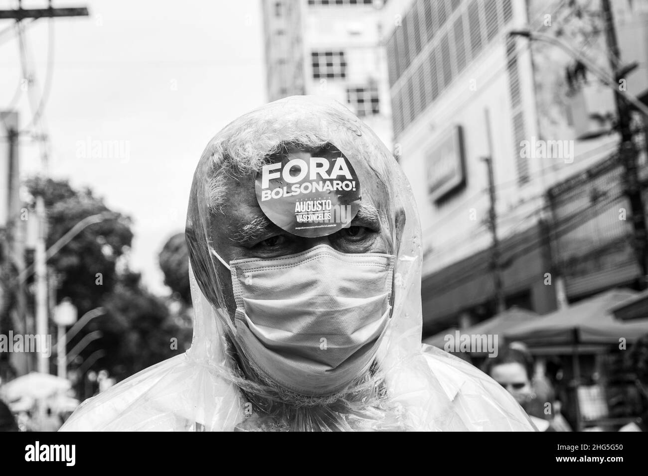 La gente protesta contro il governo del Presidente Jair Bolsonaro nella città di Salvador. Utilizzano striscioni, Foto Stock