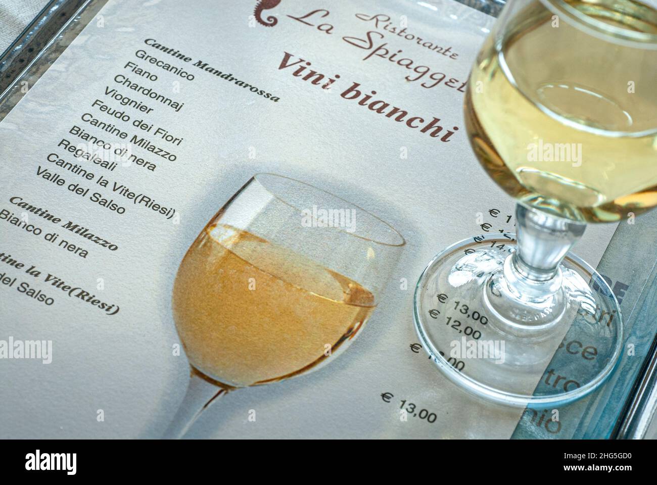 CARTA DEI VINI SICILIA bicchiere di vino bianco siciliano sulla carta dei vini Prezzi in euro al Ristorante la Spiaggetta Sicilia con vini tipici siciliani italiani Foto Stock
