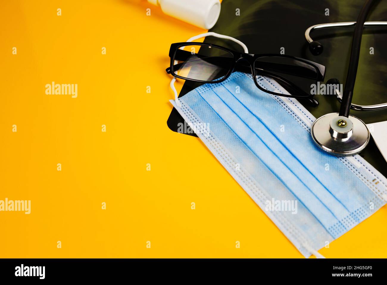 Raggi X dei polmoni, pellicola radiologica del paziente. Concetto medico. Infezione da coronavirus COVID-19 . Foto Stock