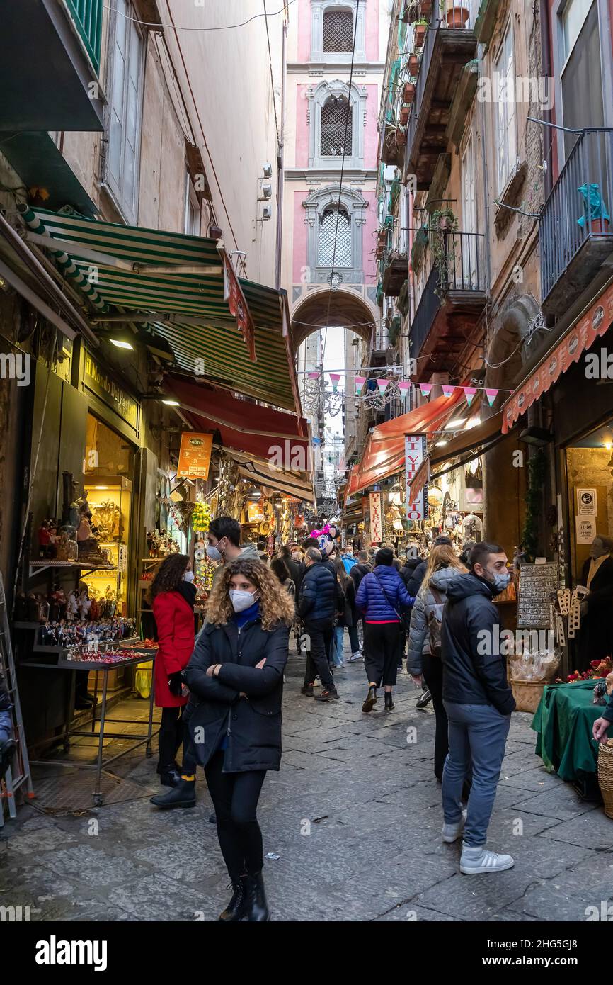 Napoli, Italia - 24 dicembre 2021: Bancarelle per la vendita di statuette fatte a mano a San Gregorio Armeno, strada famosa per la vendita di presepi in Foto Stock