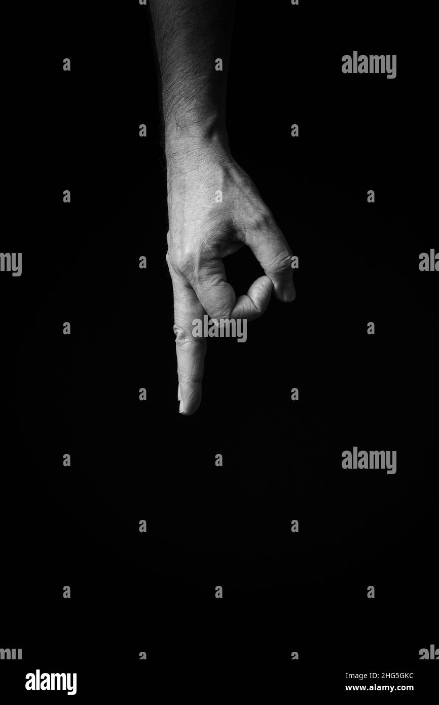 Immagine B+W drammatica del maschio mano Fingerspelling CSL cinese segno lingua lettera P isolato su sfondo scuro Foto Stock