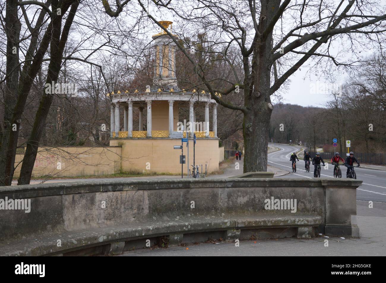Torre di osservazione 'Grosse Neugierde' dell'architetto Karl Friedrich Schinkel al Park Klein-Glienicke a Wannsee, Berlino, Germania - 9 gennaio 2022. Foto Stock