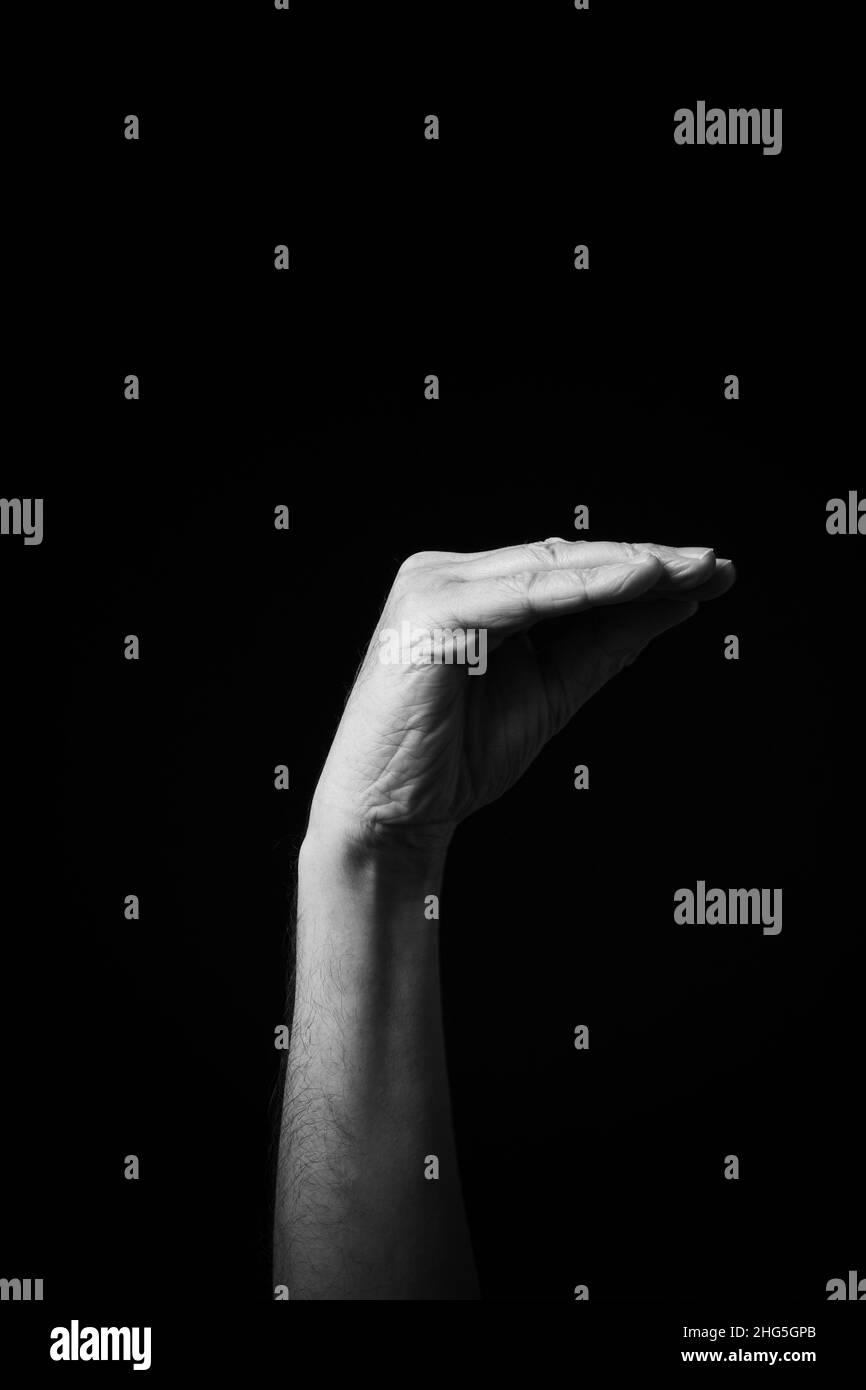 Immagine B+W drammatica del maschio mano Fingerspelling CSL cinese segno lingua lettera CH isolato su sfondo scuro Foto Stock