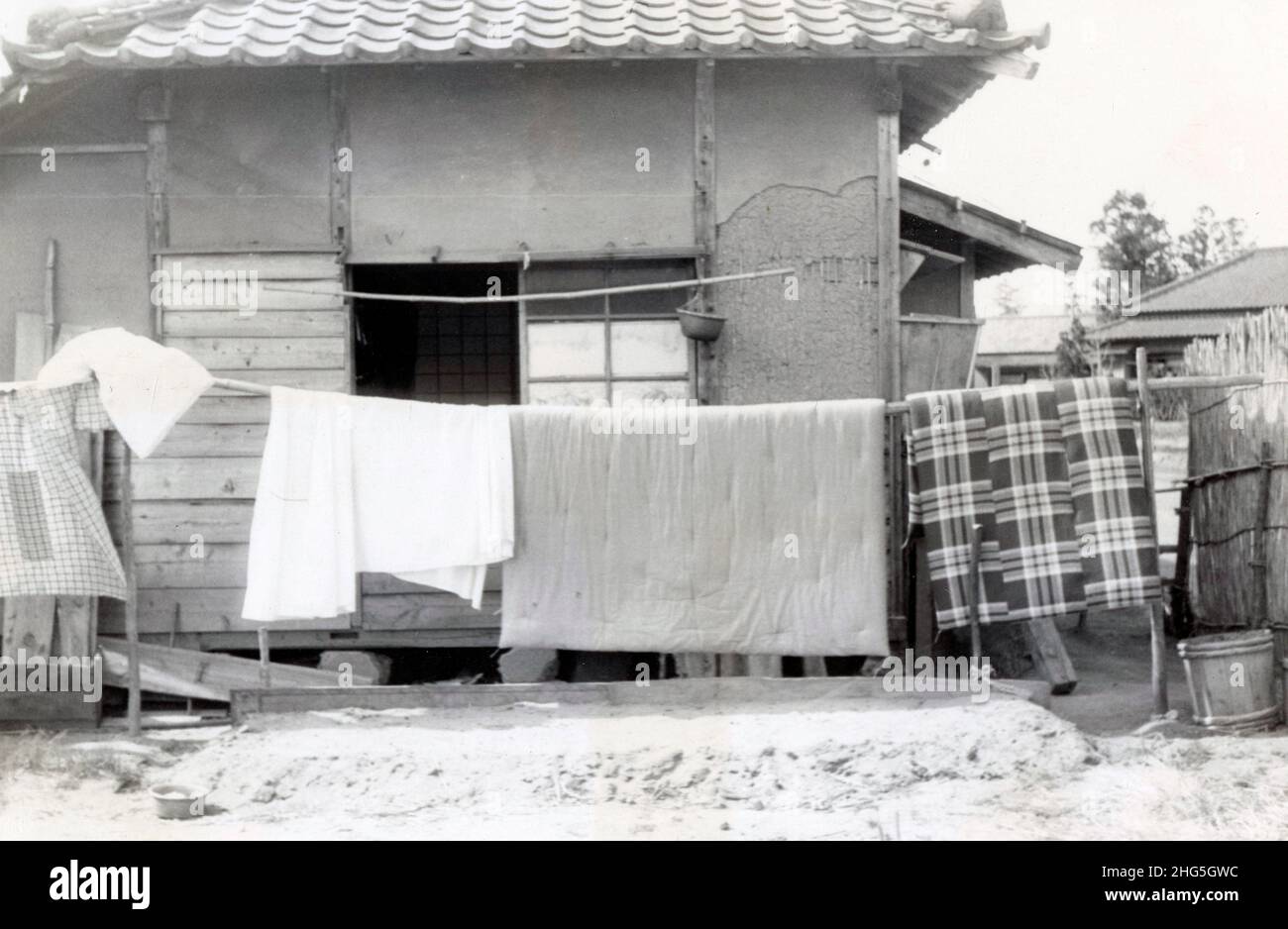 Fotografia antica del 1950 circa, lavanderia appeso ad asciugare in Giappone. Posizione esatta sconosciuta. FONTE: FOTOGRAFIA ORIGINALE Foto Stock