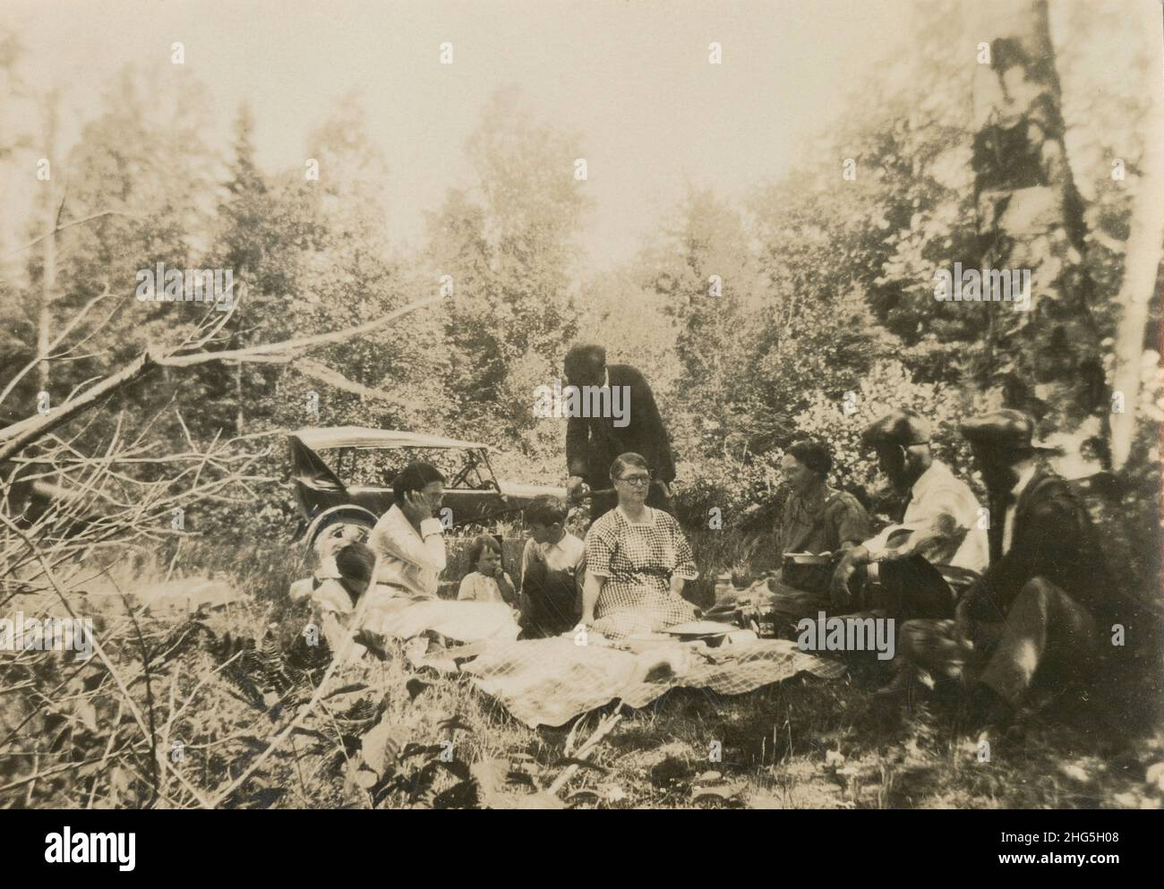 Foto antica del 1910 circa, picnic in famiglia nel paese. Posizione esatta sconosciuta, Stati Uniti. FONTE: FOTOGRAFIA ORIGINALE Foto Stock