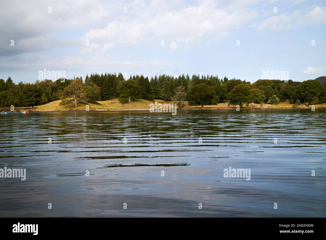 litorale privato del lago a nord ovest windermere dal distretto del lago d'acqua, cumbria, inghilterra, regno unito Foto Stock