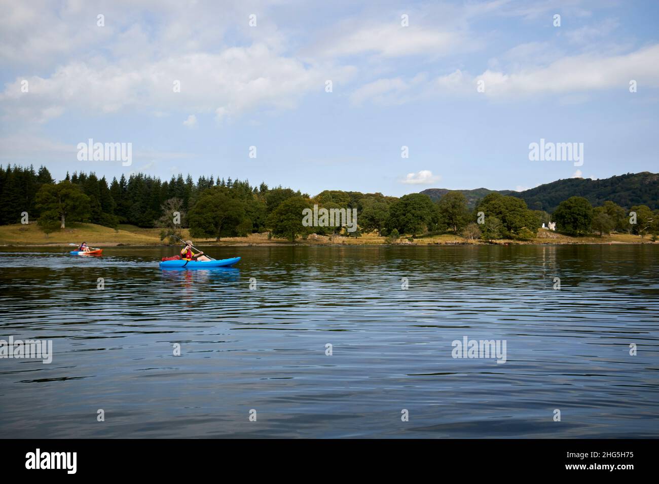 kayak sul lago settentrionale di windermere in un distretto estivo del lago, cumbria, inghilterra, regno unito Foto Stock