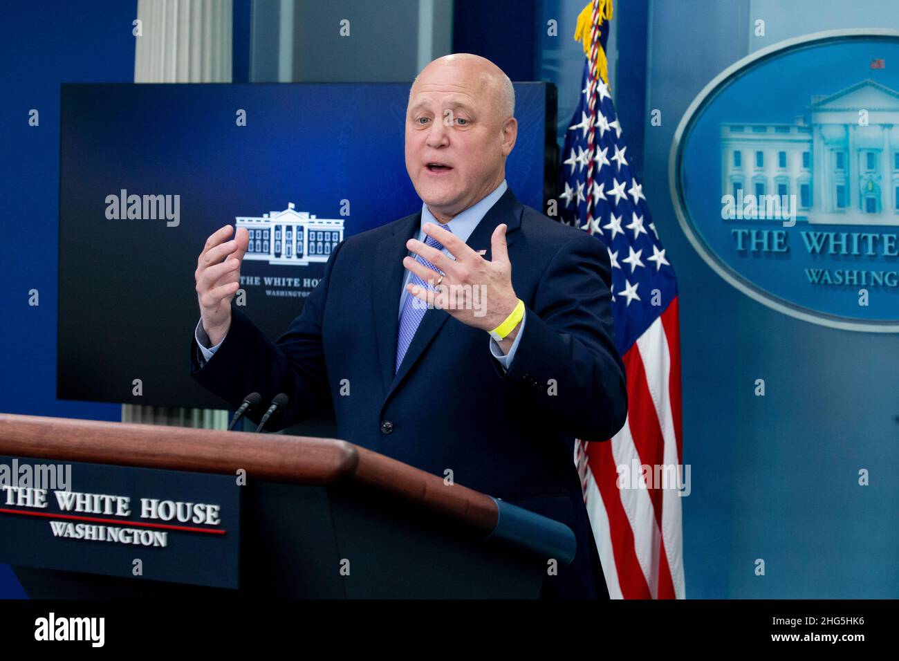 Washington, DC, Stati Uniti. 18th Jan 2022. Il Coordinatore per l'implementazione delle infrastrutture Mitch Landrieu parla di progetti infrastrutturali durante una conferenza stampa nella Sala Stampa Briefing James Brady della Casa Bianca a Washington, DC, USA, 18 gennaio 2022. Credit: Michael Reynolds/Pool via CNP/dpa/Alamy Live News Foto Stock