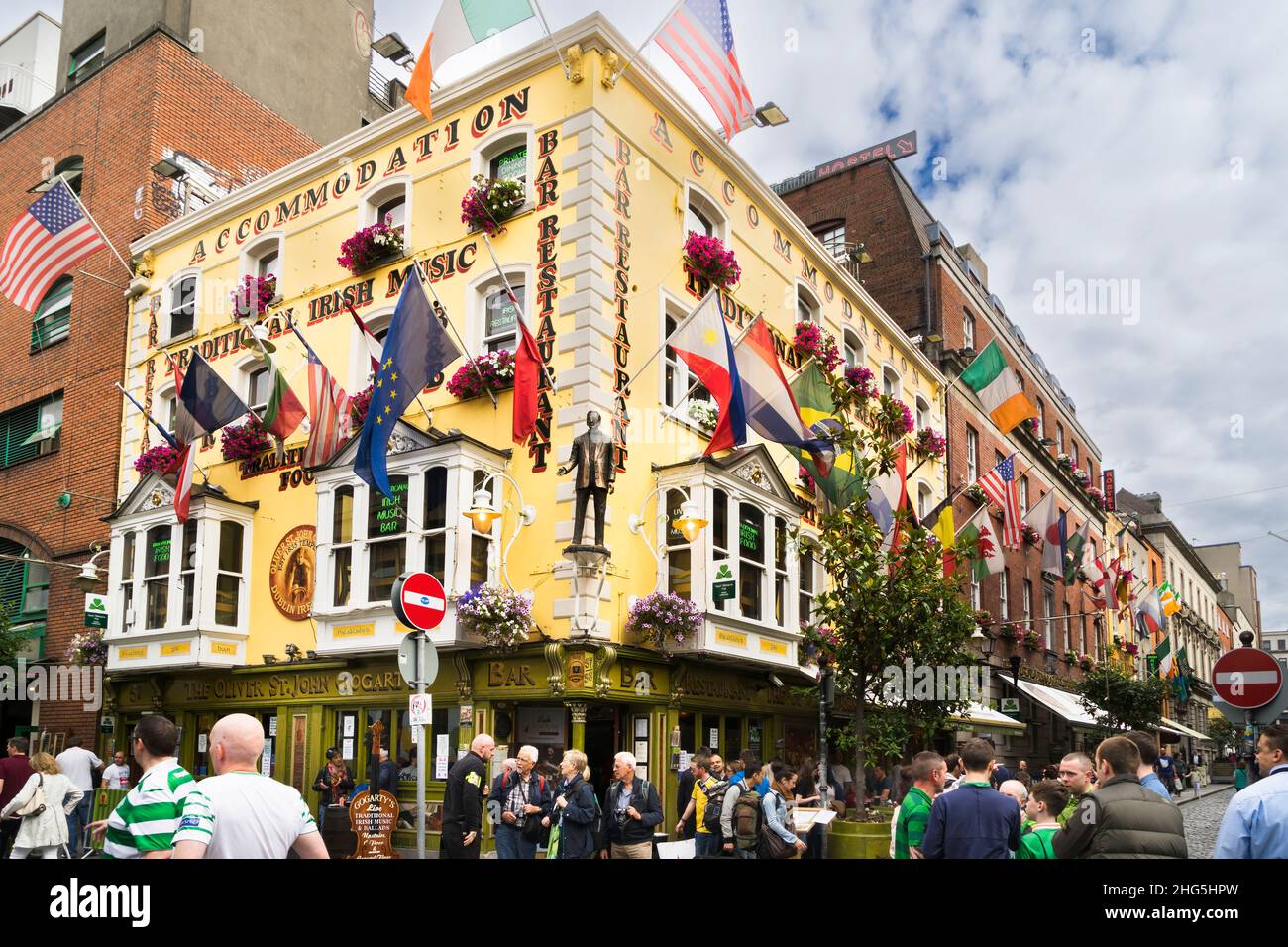 Vista del famoso pub Oliver St. John Gogarty nell'area di Temple Bar nel centro di Dublino. Foto Stock