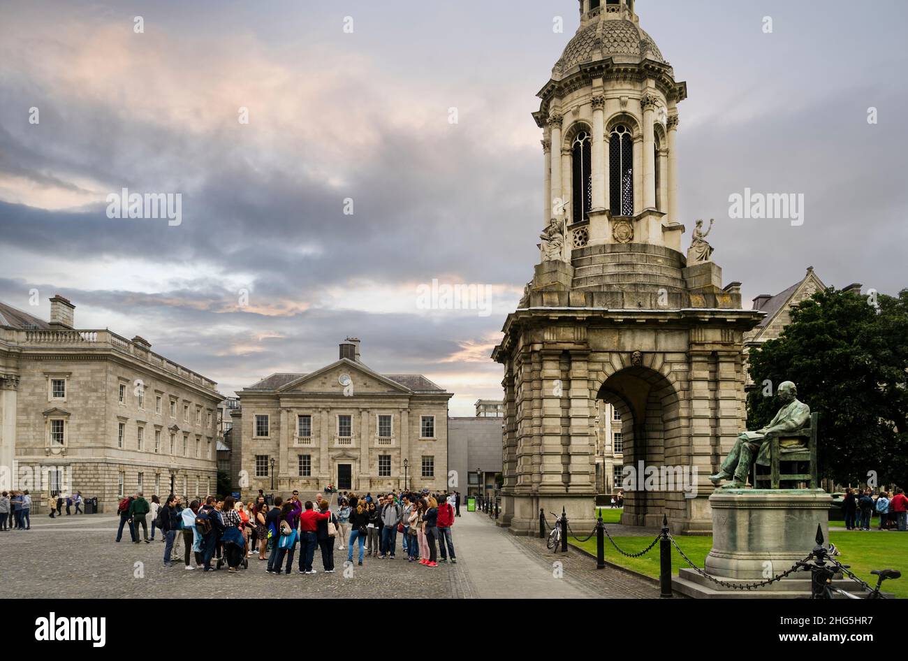 Vista del campus del Trinity College di Dublino, l'università più antica d'Irlanda, con un gruppo di turisti in visita. Foto Stock