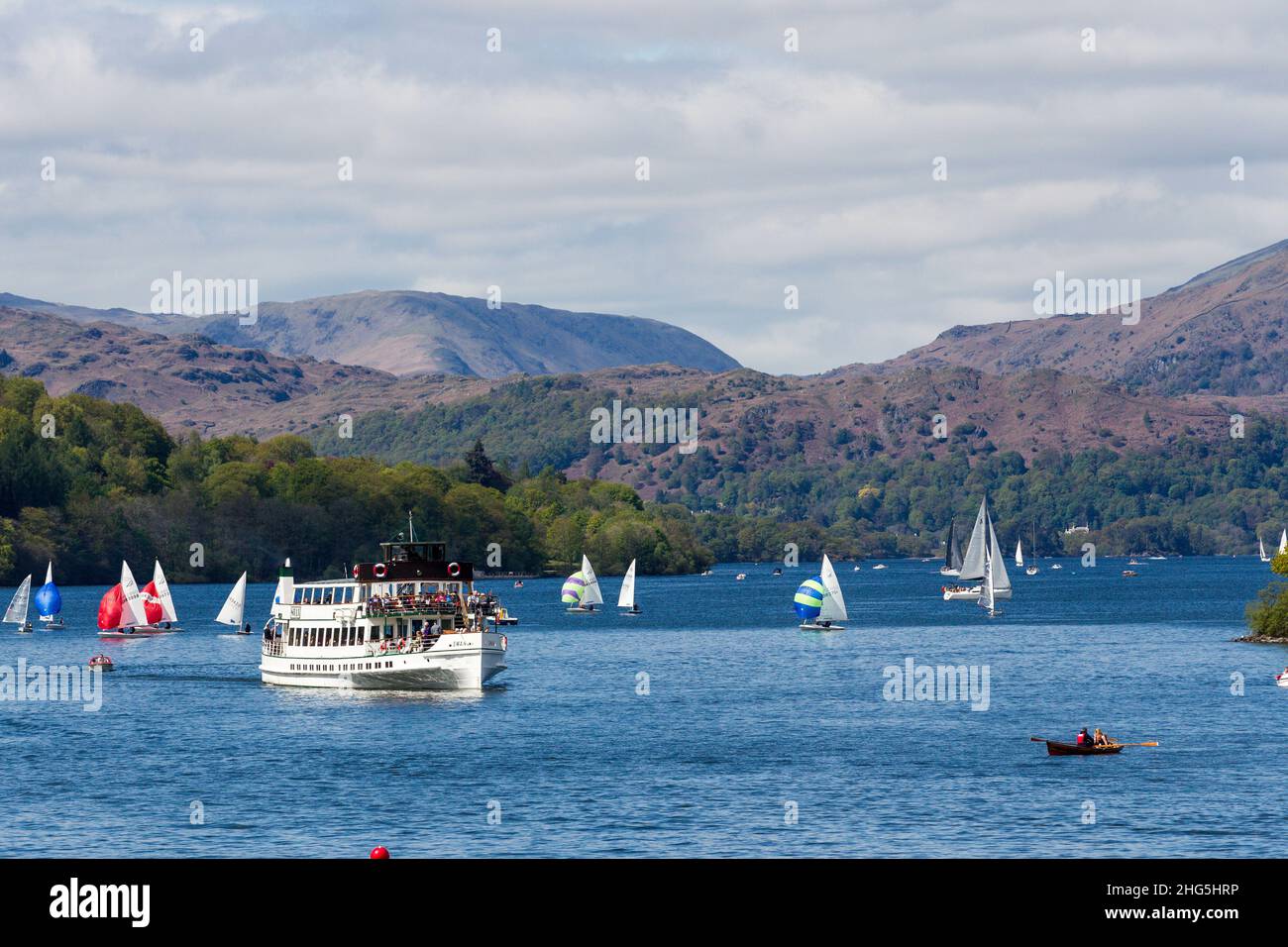 Barche di tutte le dimensioni che godono di una crociera , vela , sul Lago Windermere Foto Stock