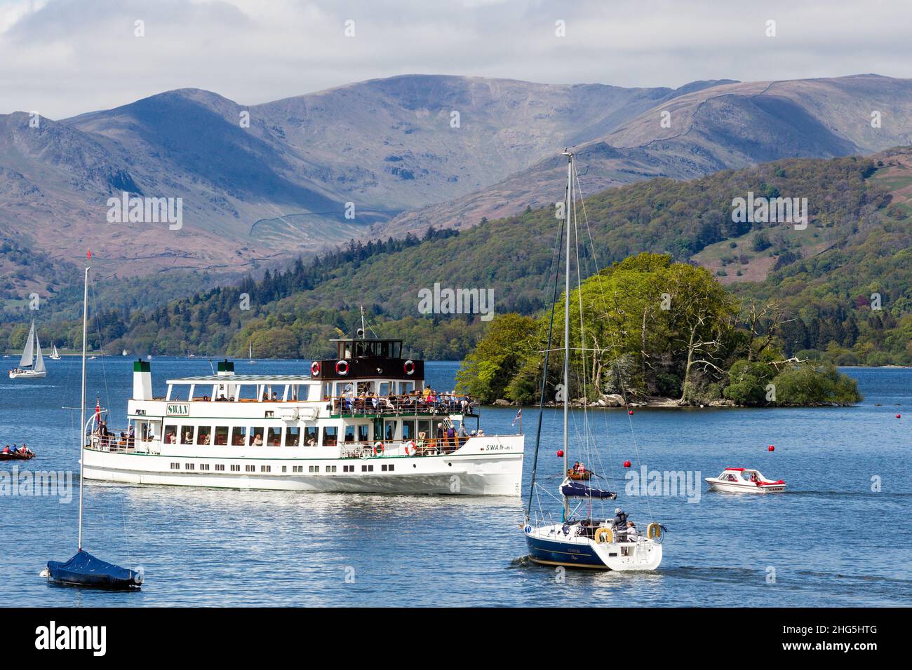 Barche di tutte le dimensioni che godono di una crociera , vela , sul Lago Windermere Foto Stock